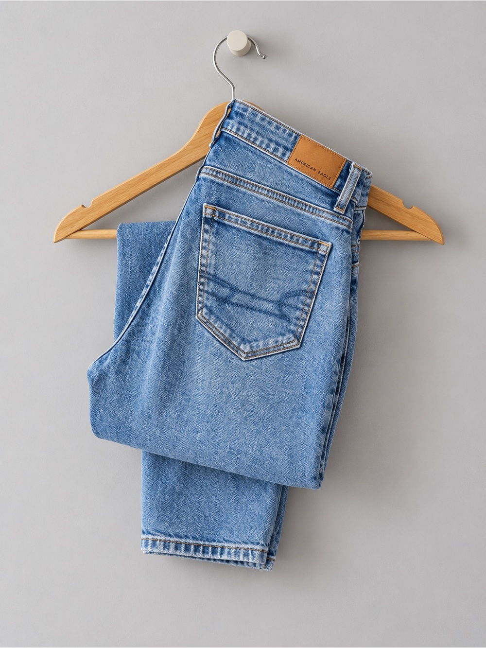 American Eagle Strigid Ripped Mom Jeans Size 2 Short Light Wash